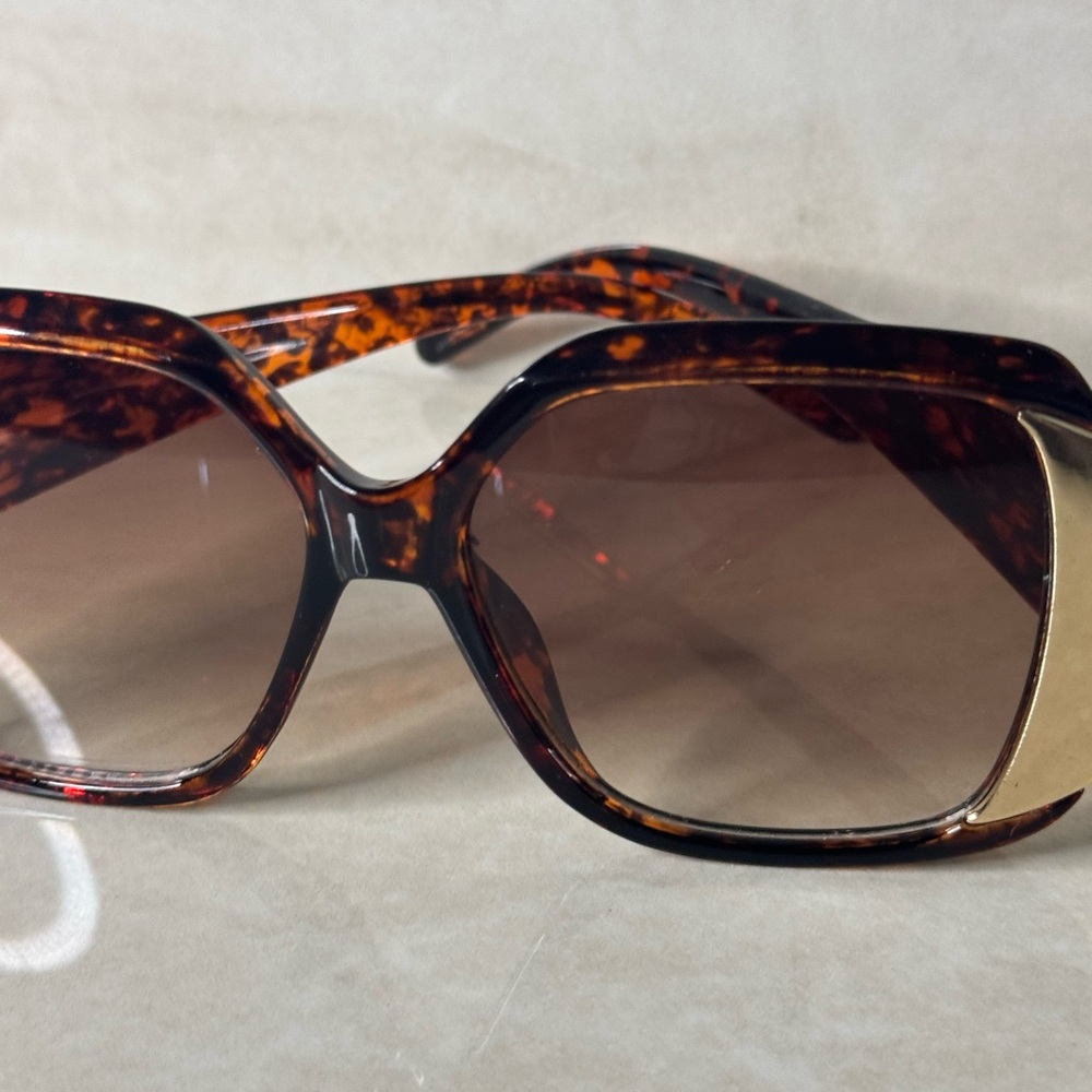 Tortoise Shell Women's Sunglasses - Picture 2 of 6